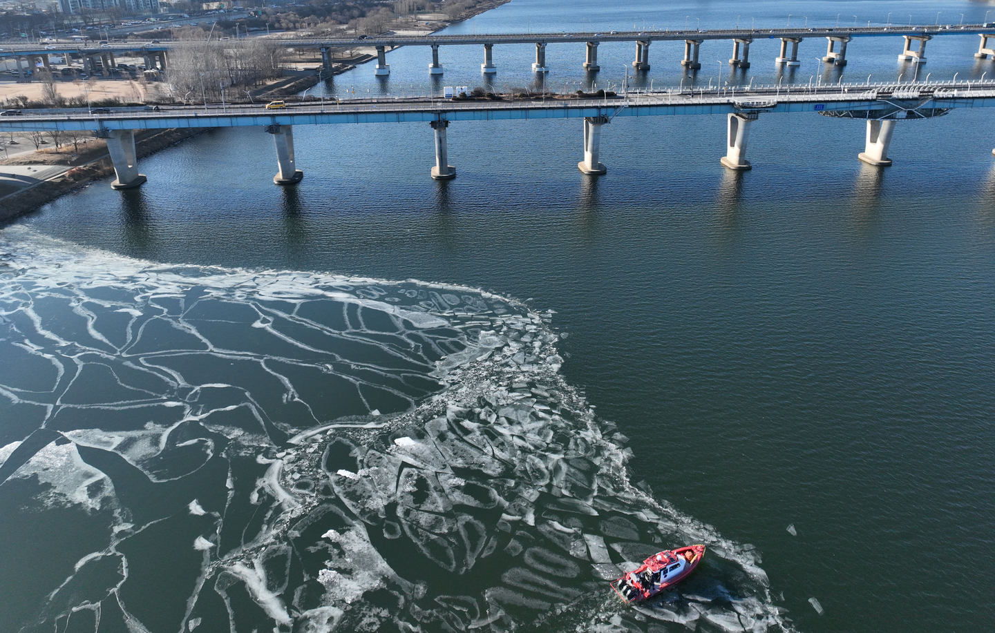 A patrol boat cruises in the Han River in southern Seoul on Jan. 21. [YONHAP] 
