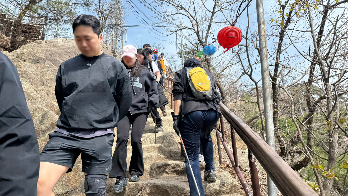 Lots of people are climbing down the stairs, so I had to wait sometimes [WOO JI-WON]