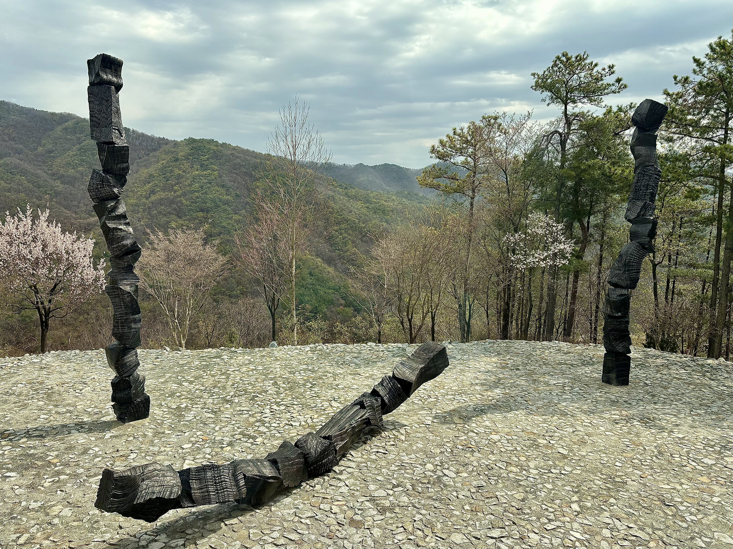 Ten-meter-long (32.8-foot-long) bronze "Brushstroke" sculptures are scattered throughout Museum SAN's Stone Garden as part of the artist Lee Bae's solo show "En attendant: Waiting" in Wonju, Gangwon, on April 6. [LEE JIAN]