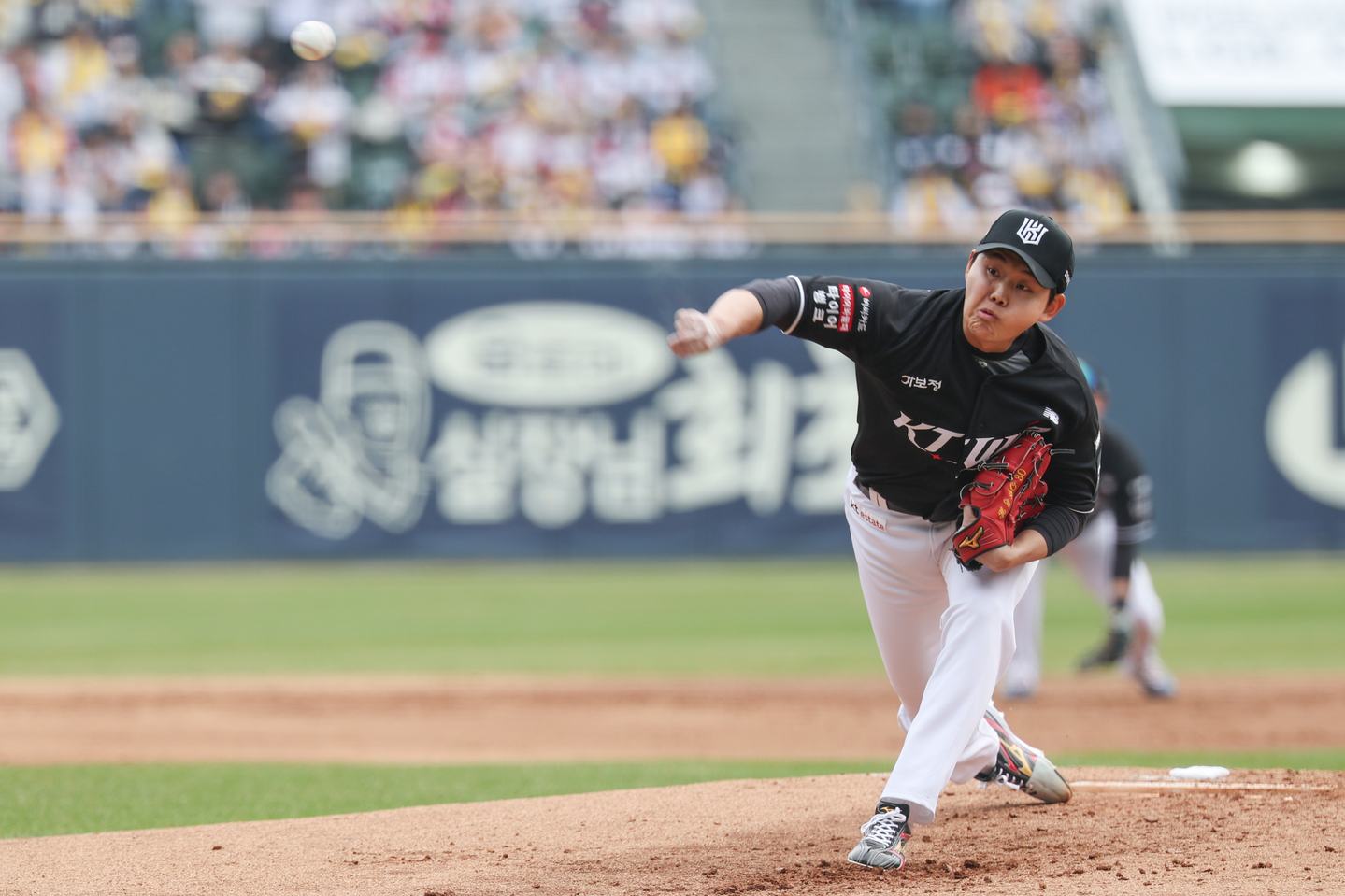 KT Wiz starter So Hyeong-jun pitches against the LG Twins during the clubs' KBO regular-season game at Jamsil Baseball Stadium in Seoul on March 29. [YONHAP]