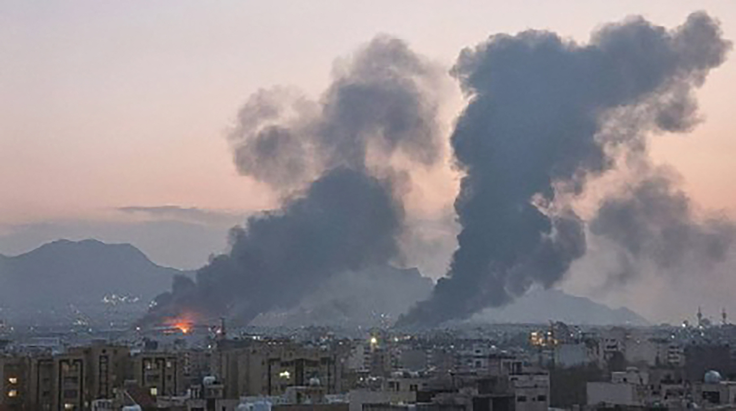 A UGC image posted and shared on social media on March 14 shows smoke plumes rising over the Iranian city of Isfahan after airstrikes. A US-Israeli missile attack on an industrial area of Isfahan killed at least 15 people, Iran's Fars news agency reported on March 14. [AFP/YONHAP]