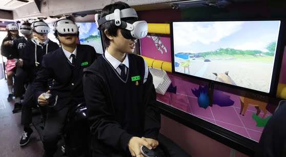 Students try out a horseback riding simulation using immersive virtual reality at a booth during the Seoul Skilled Competition at Seoul Technical High School in Dongjak District on April 7. [YONHAP]