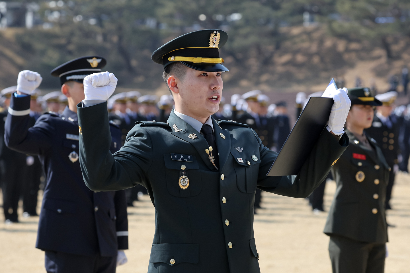 Newly commissioned second lieutenants take an oath at a joint commissioning ceremony at the Gyeryongdae parade ground in Gyeryong, South Chungcheong, on Feb. 20. [JOINT PRESS CORPS]