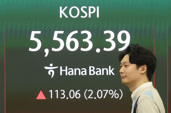 Kospi figures are shown on a digital board at Hana Bank in central Seoul on April 7. [YONHAP]