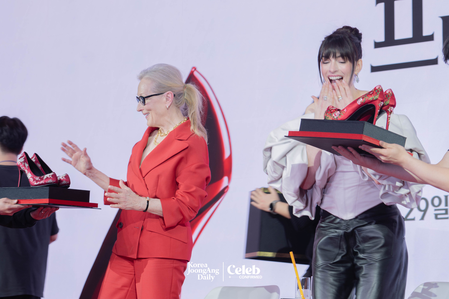 Actors Meryl Streep and Anne Hathaway during a press conference for the upcoming film “The Devil Wears Prada 2” at the Four Seasons Hotel Seoul in Jongno District, central Seoul, on April 8. [DANIELA GONZALEZ PEREZ] 