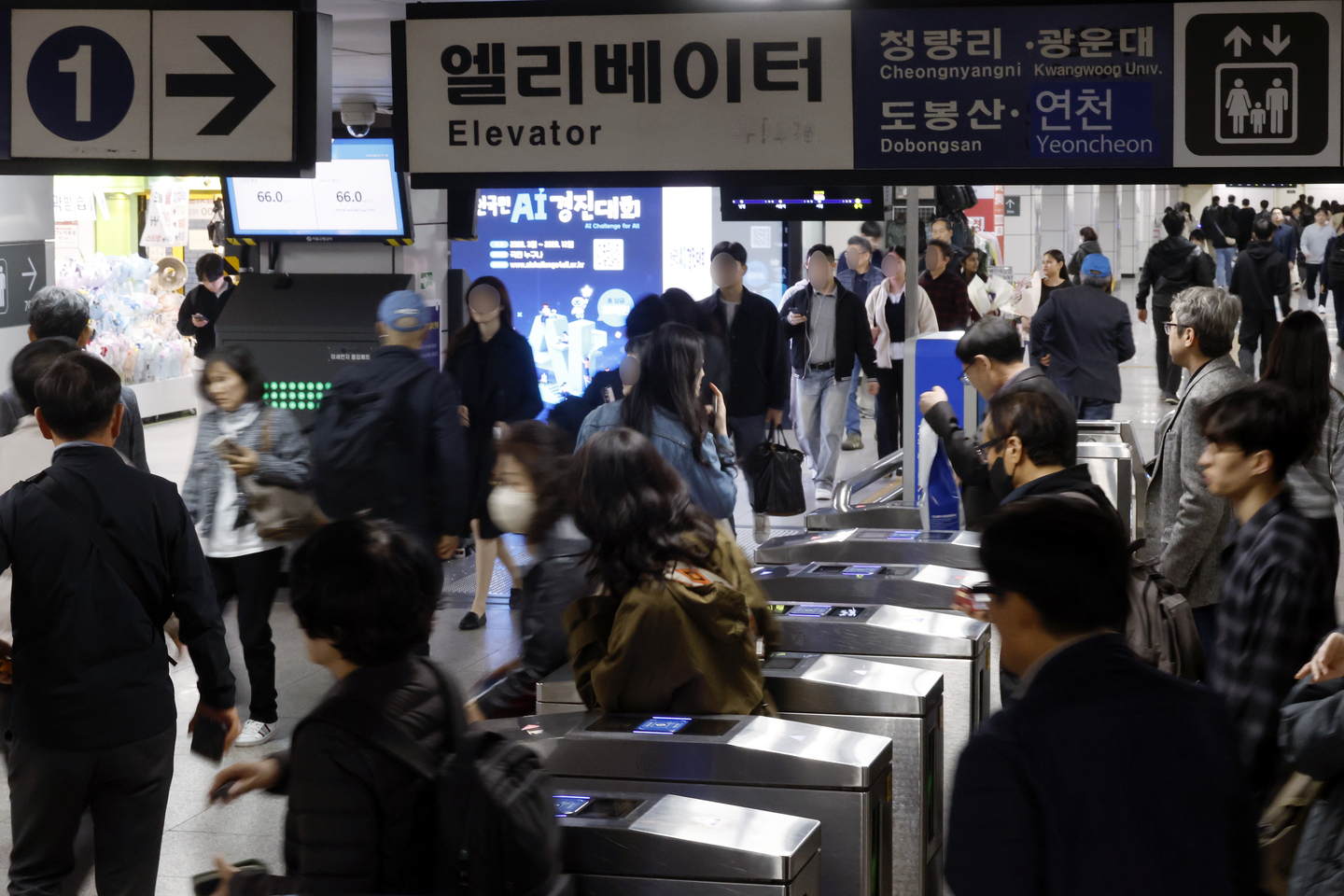 Commuters flood Jonggak Station in Jongno District, central Seoul on Subway Line 1 during the evening rush hour on April 3. [NEWS1]