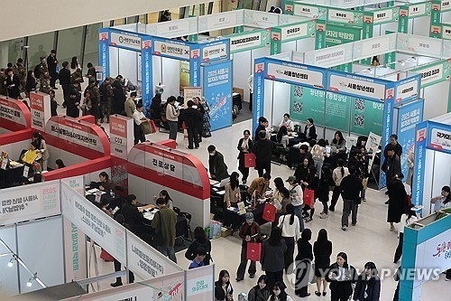 Job seekers attend a job fair in Seoul on Nov. 6, 2025. [YONHAP] 