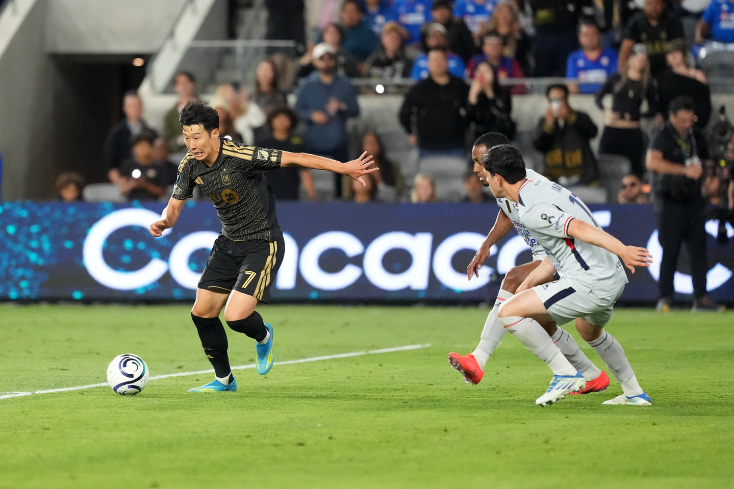 Son Heung-Min of Los Angeles FC takes on Cruz Azul defenders in the second half of a Concacaf Champions Cup quarterfinal match at BMO Stadium in Los Angeles on April 7. [REUTERS/YONHAP]