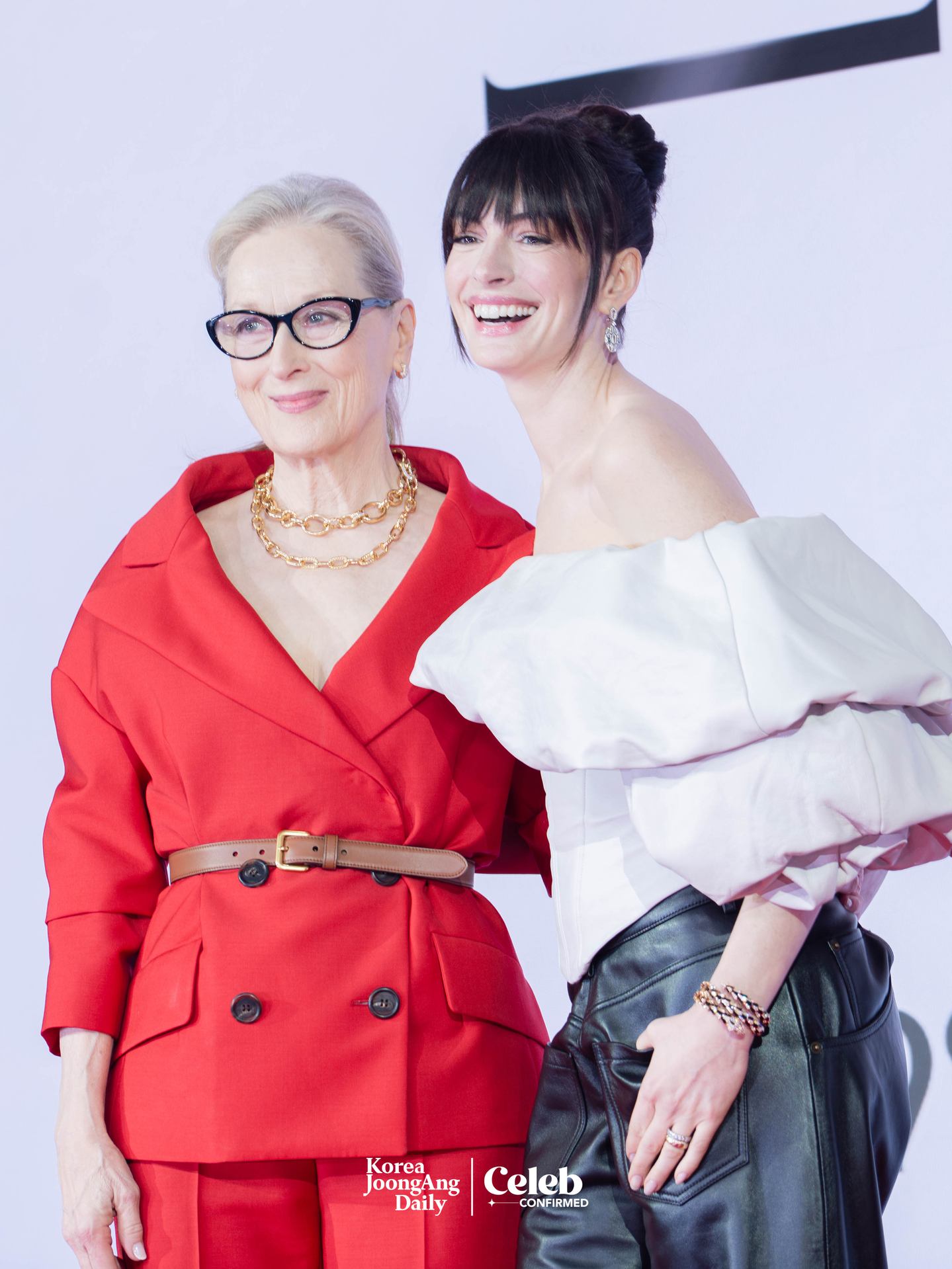Actors Meryl Streep and Anne Hathaway pose for photos during a press conference for the upcoming film “The Devil Wears Prada 2” at the Four Seasons Hotel Seoul in Jongno District, central Seoul, on April 8. [DANIELA GONZALEZ PEREZ]