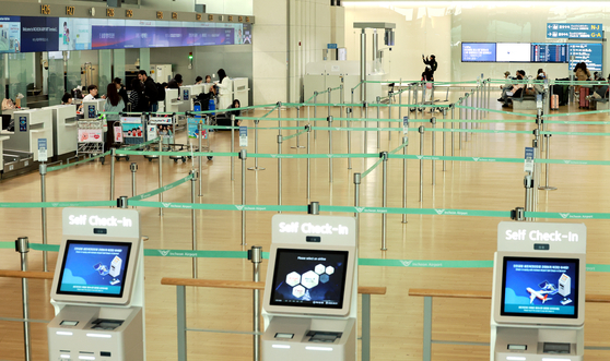 The departure hall at Terminal 1 of the Incheon International Airport remains nearly empty after plane tickets have risen due to the oil supply disruptions on April 1. [NEWS1]