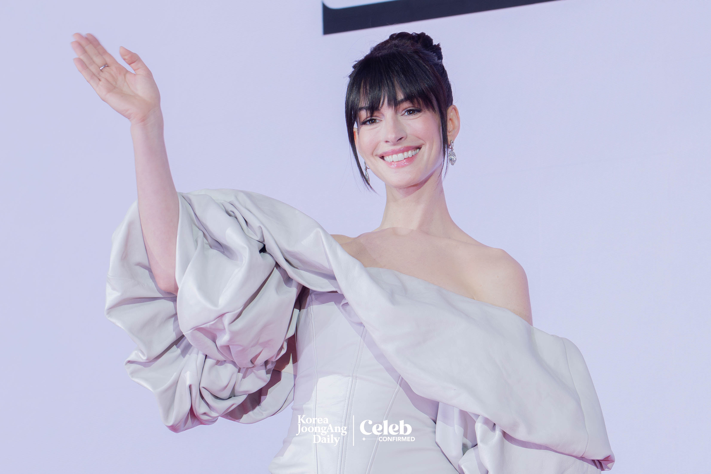 Actor Anne Hathaway poses for photos during a press conference for the upcoming film “The Devil Wears Prada 2” at the Four Seasons Hotel Seoul in Jongno District, central Seoul, on April 8. [DANIELA GONZALEZ PEREZ]