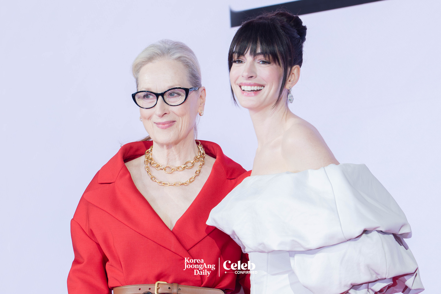 Actors Meryl Streep and Anne Hathaway pose for photos during a press conference for the upcoming film “The Devil Wears Prada 2” at the Four Seasons Hotel Seoul in Jongno District, central Seoul, on April 8. [DANIELA GONZALEZ PEREZ]