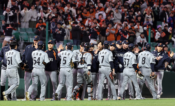 Hanwha Eagles players celebrate after a 6-2 victory over the SSG Landers after a KBO League game at the SSG Landers Field in Incheon on April 7. [NEWS1]