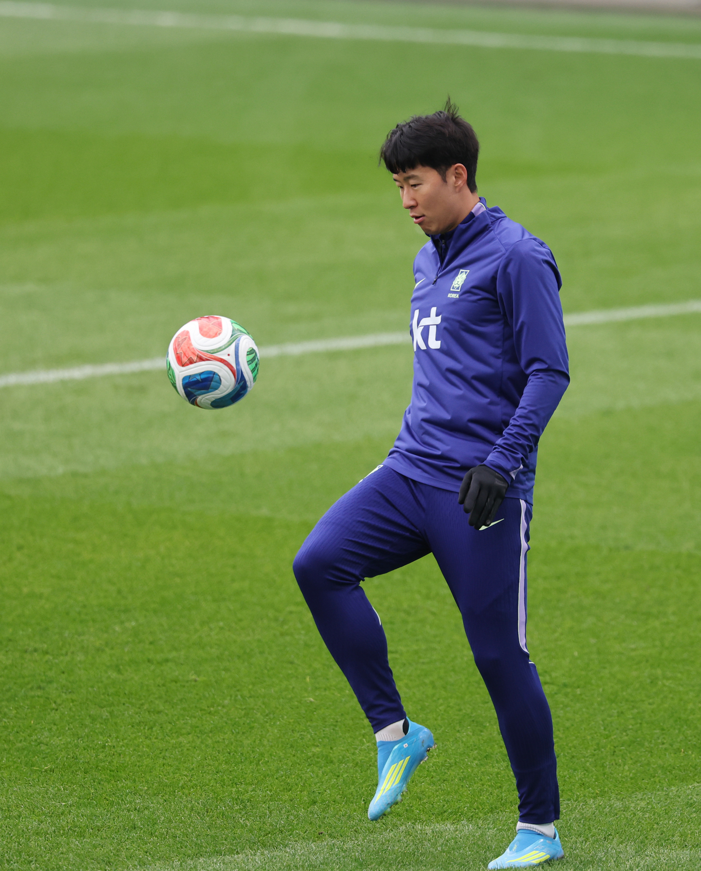 Son Heung-min, captain of the Korean national football team, practices before a match against the Ivory Coast at Stadium MK in Britain on March 28. [YONHAP] 