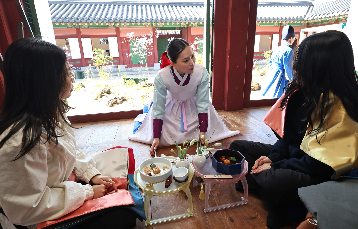 Participants sample royal confections and medicinal tea during Gyeongbok Palace's saenggwabang program in the royal residence's sojubang on April 8 in Seoul. [YONHAP]