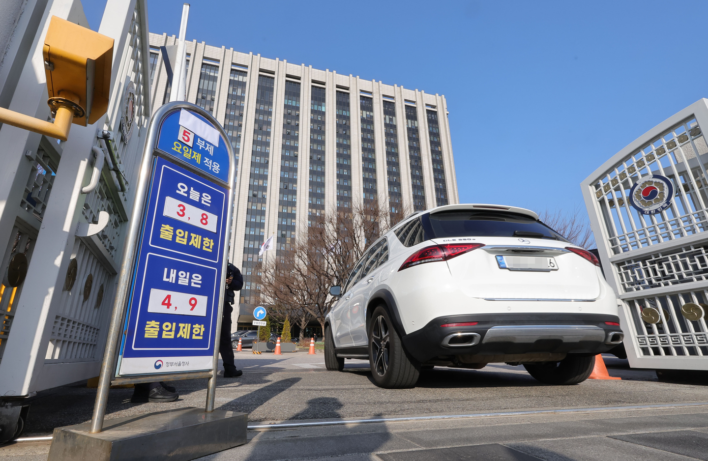 A car is seen in front of the gate to the parking lot of the government complex in Jongno District, central Seoul on March 25, the day the Ministry of Climate, Energy and Environment started to enforce a five-day rotation system for public sector workers' vehicles. [KANG JUNG-HYUN]