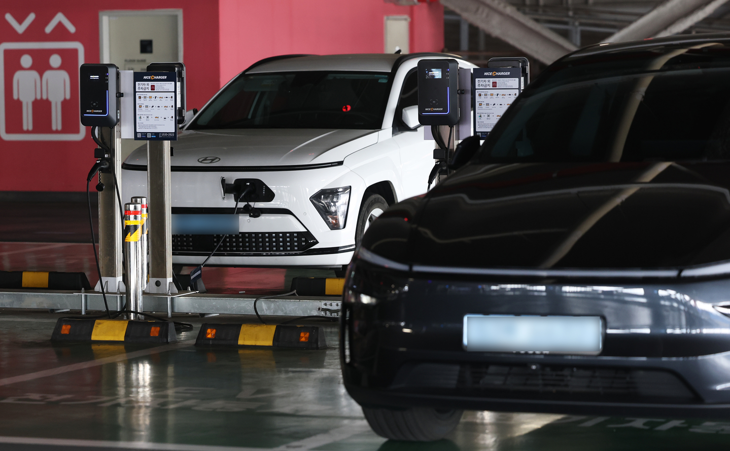 EVs charge in the garage of a shopping mall in Seoul on March 30. [NEWS1]