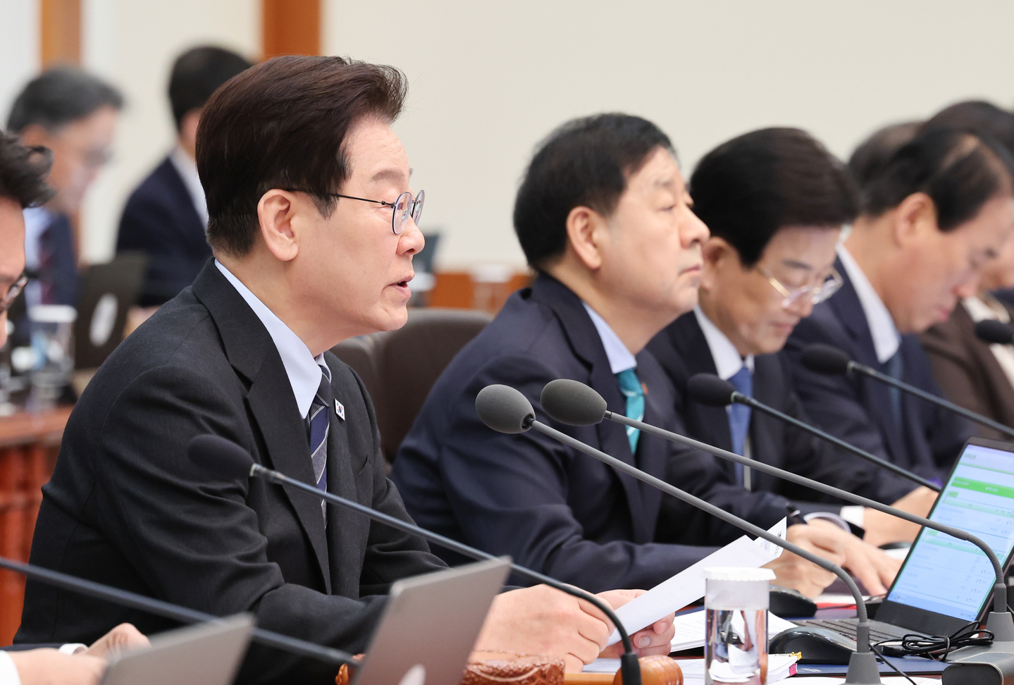 South Korean President Lee Jae Myung, left, speaks during a Cabinet meeting at the Blue House in Seoul on April 6. [YONHAP]