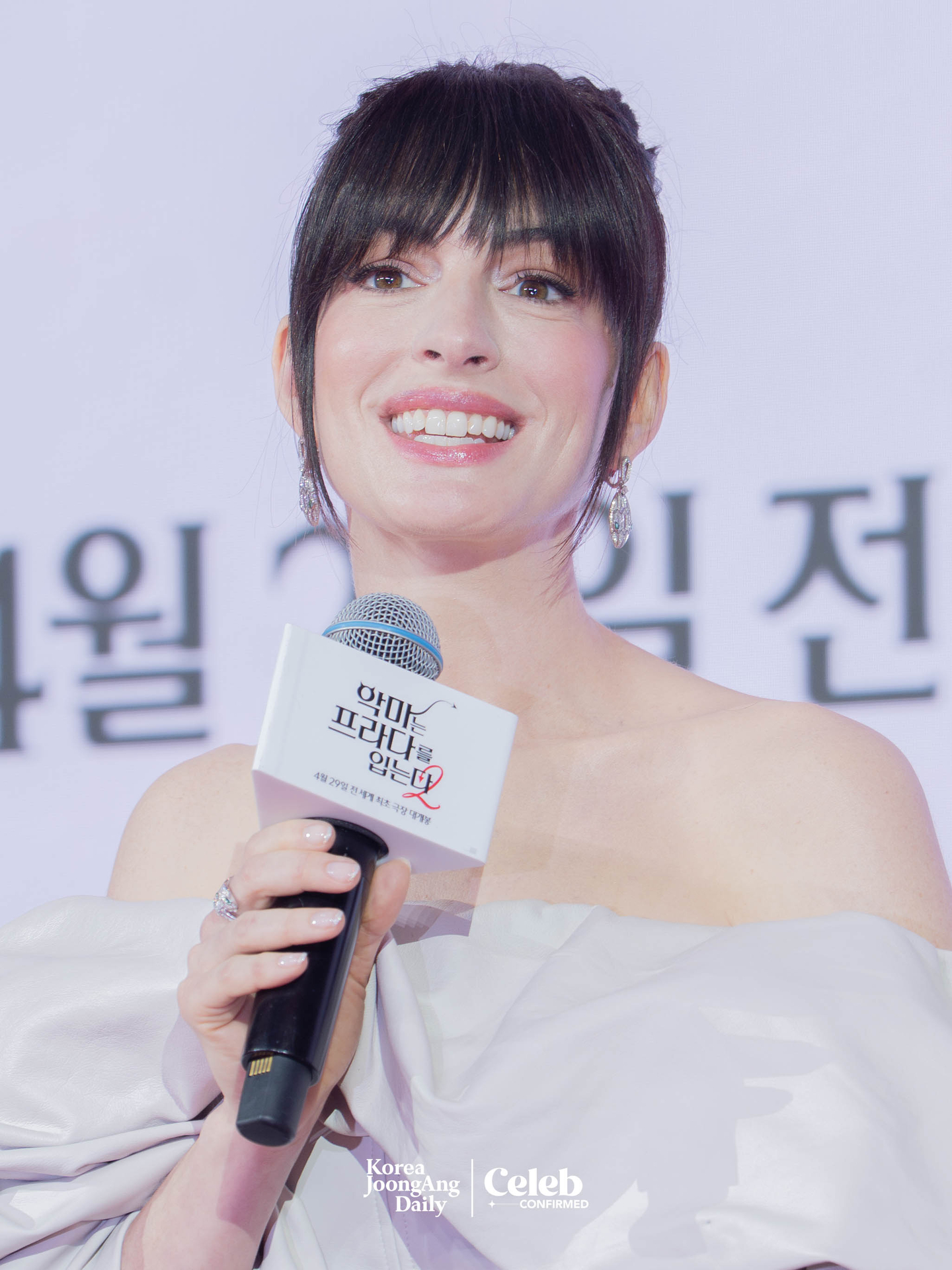 Actor Anne Hathaway answers questions during a press conference for the upcoming film “The Devil Wears Prada 2” at the Four Seasons Hotel Seoul in Jongno District, central Seoul, on April 8. [DANIELA GONZALEZ PEREZ] 