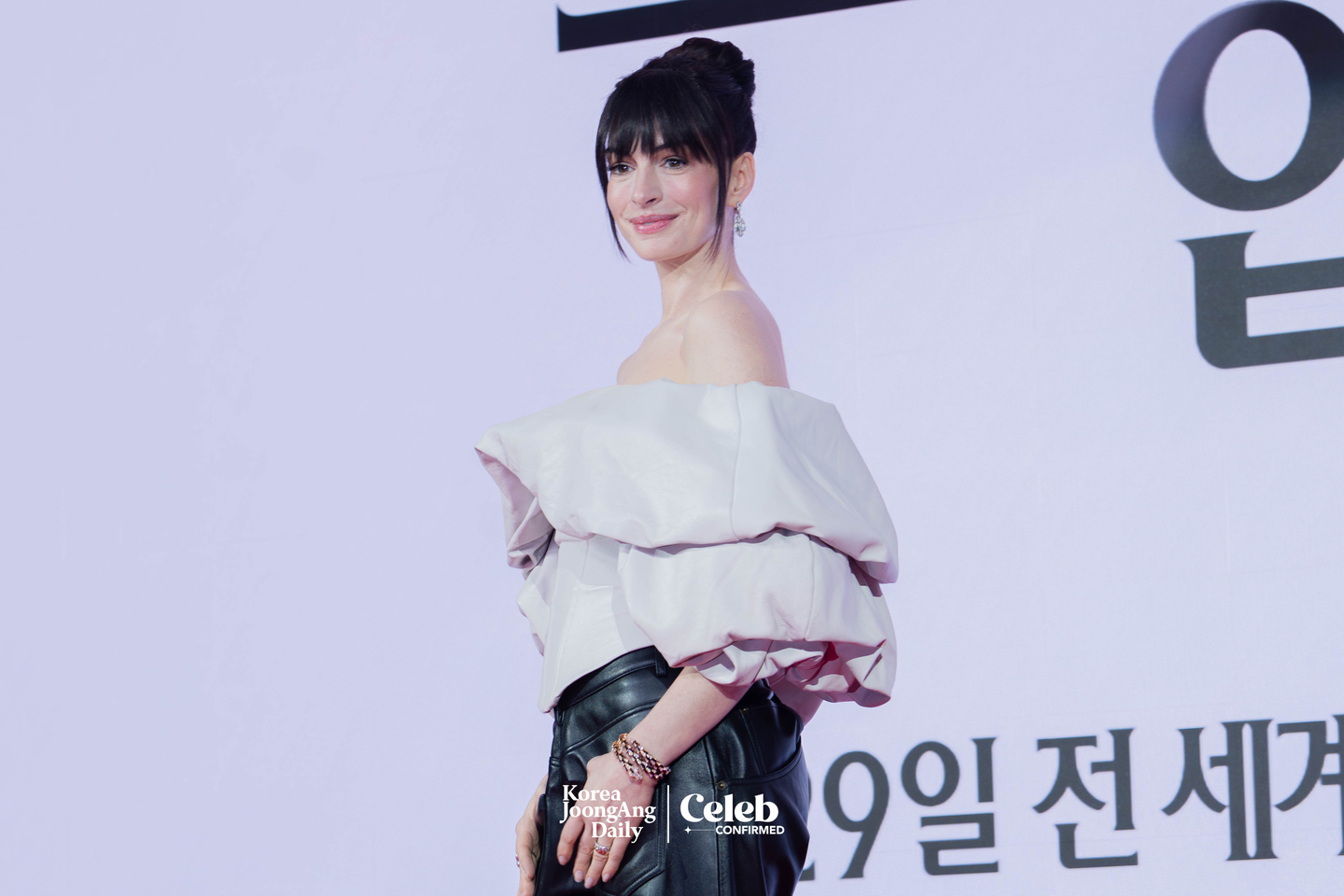Actor Anne Hathaway poses for photos during a press conference for the upcoming film “The Devil Wears Prada 2” at the Four Seasons Hotel Seoul in Jongno District, central Seoul, on April 8. [DANIELA GONZALEZ PEREZ]