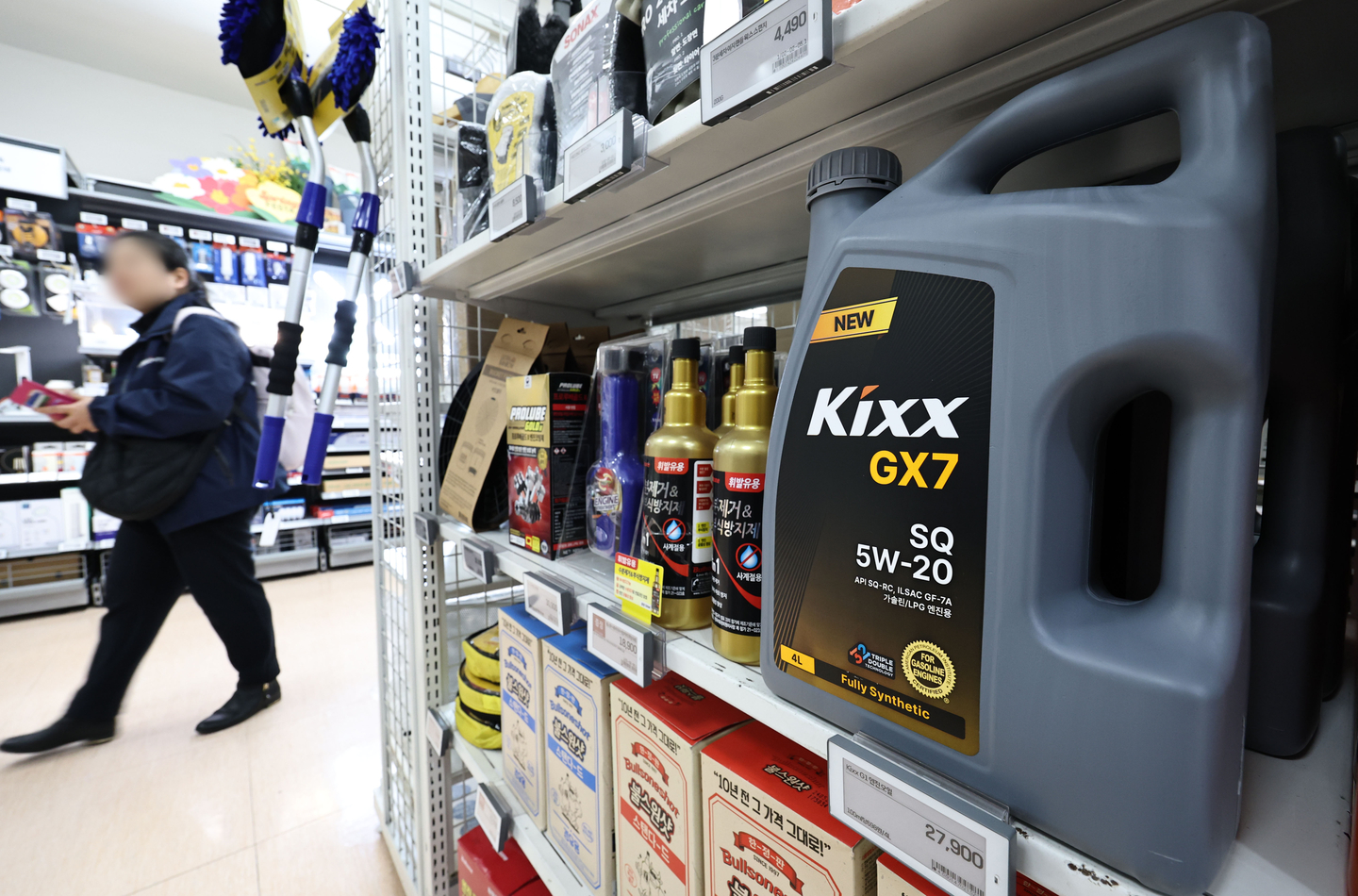 Engine oil is displayed at a supermarket in Seoul on April 2. [YONHAP]
