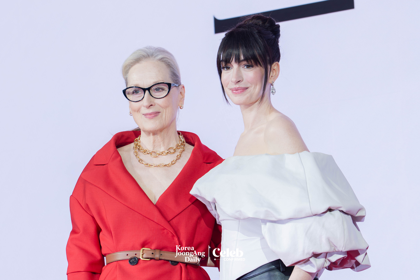 Actors Meryl Streep and Anne Hathaway pose for photos during a press conference for the upcoming film “The Devil Wears Prada 2” at the Four Seasons Hotel Seoul in Jongno District, central Seoul, on April 8. [DANIELA GONZALEZ PEREZ]