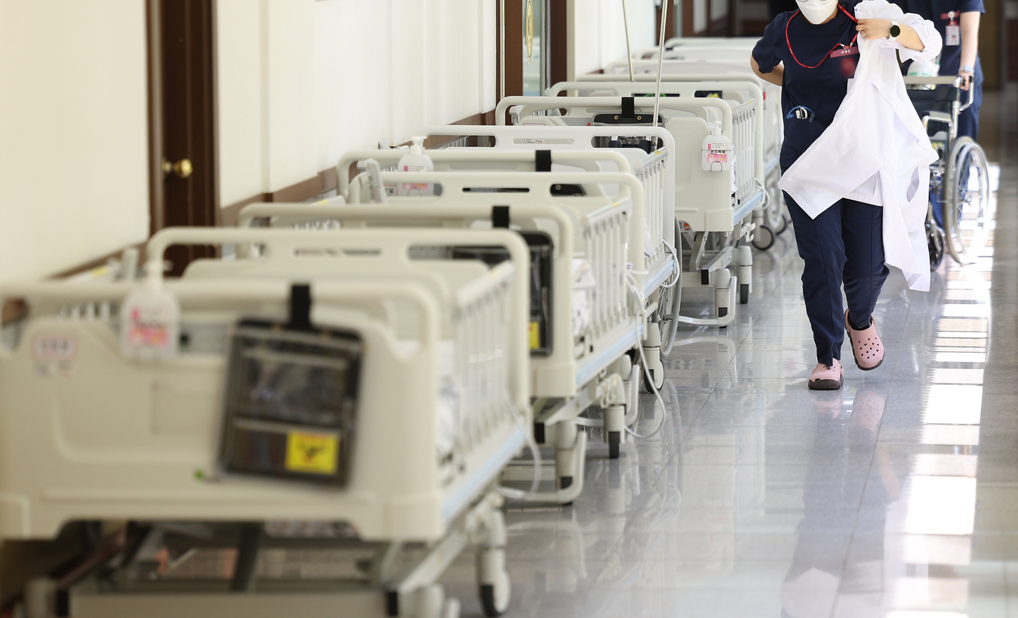 Beds for patients are lined up along a corridor inside a hospital in Daegu on May 15, 2024. [YONHAP]