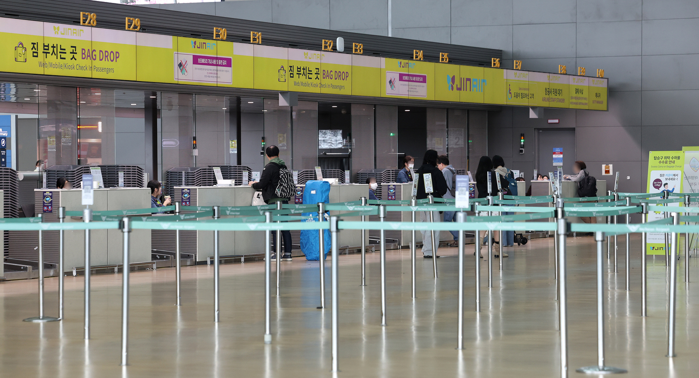 Travelers check in at Incheon International Airport on April 5. [NEWS1]