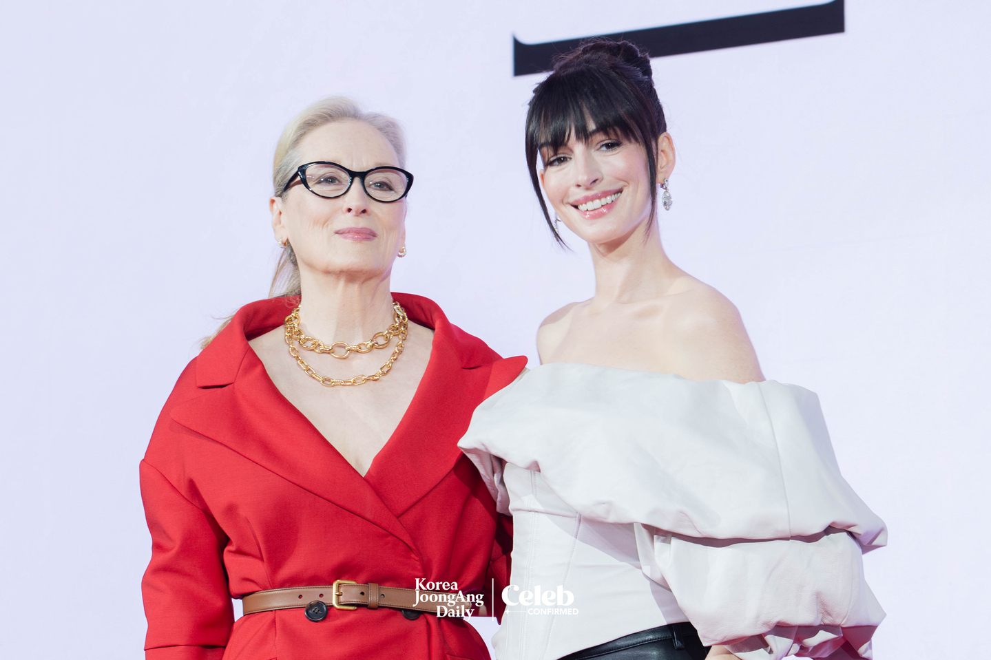 Actors Meryl Streep and Anne Hathaway pose for photos during a press conference for the upcoming film “The Devil Wears Prada 2” at the Four Seasons Hotel Seoul in Jongno District, central Seoul, on April 8. [DANIELA GONZALEZ PEREZ]