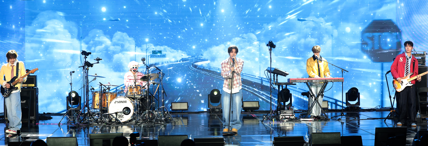 Band hrtz.wav performs ″Nineteen,″ the lead track for its debut EP, ″The First Wave,″ during a press showcase held at Oil Tank Culture Park in western Seoul on April 8. [NEWS1]