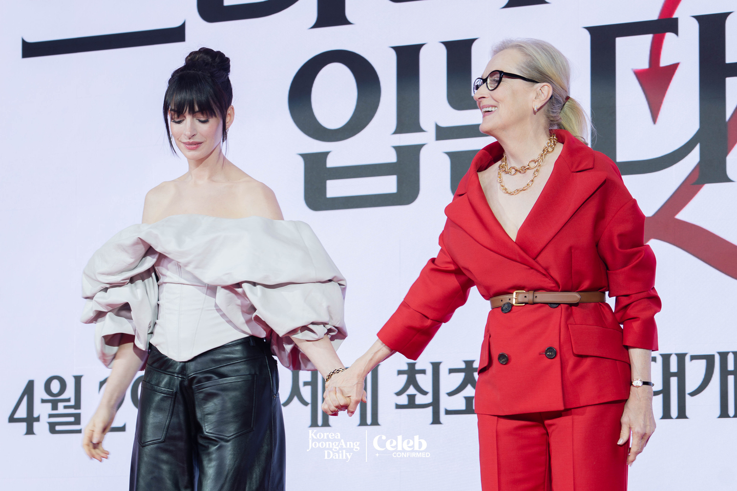 Actors Meryl Streep and Anne Hathaway pose for photos during a press conference for the upcoming film “The Devil Wears Prada 2” at the Four Seasons Hotel Seoul in Jongno District, central Seoul, on April 8. [DANIELA GONZALEZ PEREZ]