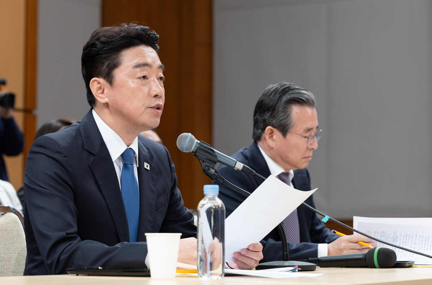 Presidential Chief of Staff Kang Hoon-sik, left, speaks during a press briefing on the Middle East conflict at the Blue House press center on April 7. [NEWS1]