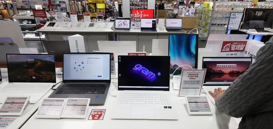 Laptops are displayed at a store in Seoul on Jan. 1. [YONHAP] 