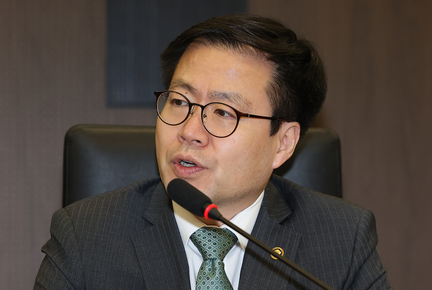 Trade Minister Yeo Han-koo speaks during a public-private joint review of international trade of steel products at the Korea Chamber of Commerce and Industry in central Seoul on April 9. [YONHAP] 