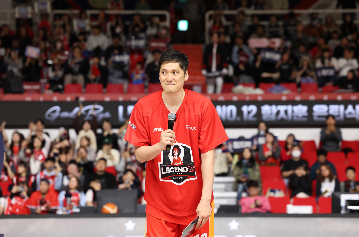 Ulsan Hyundai Mobis Phoebus legend Ham Ji-hoon thanks the fans during the final game of his career on April 8. [YONHAP]