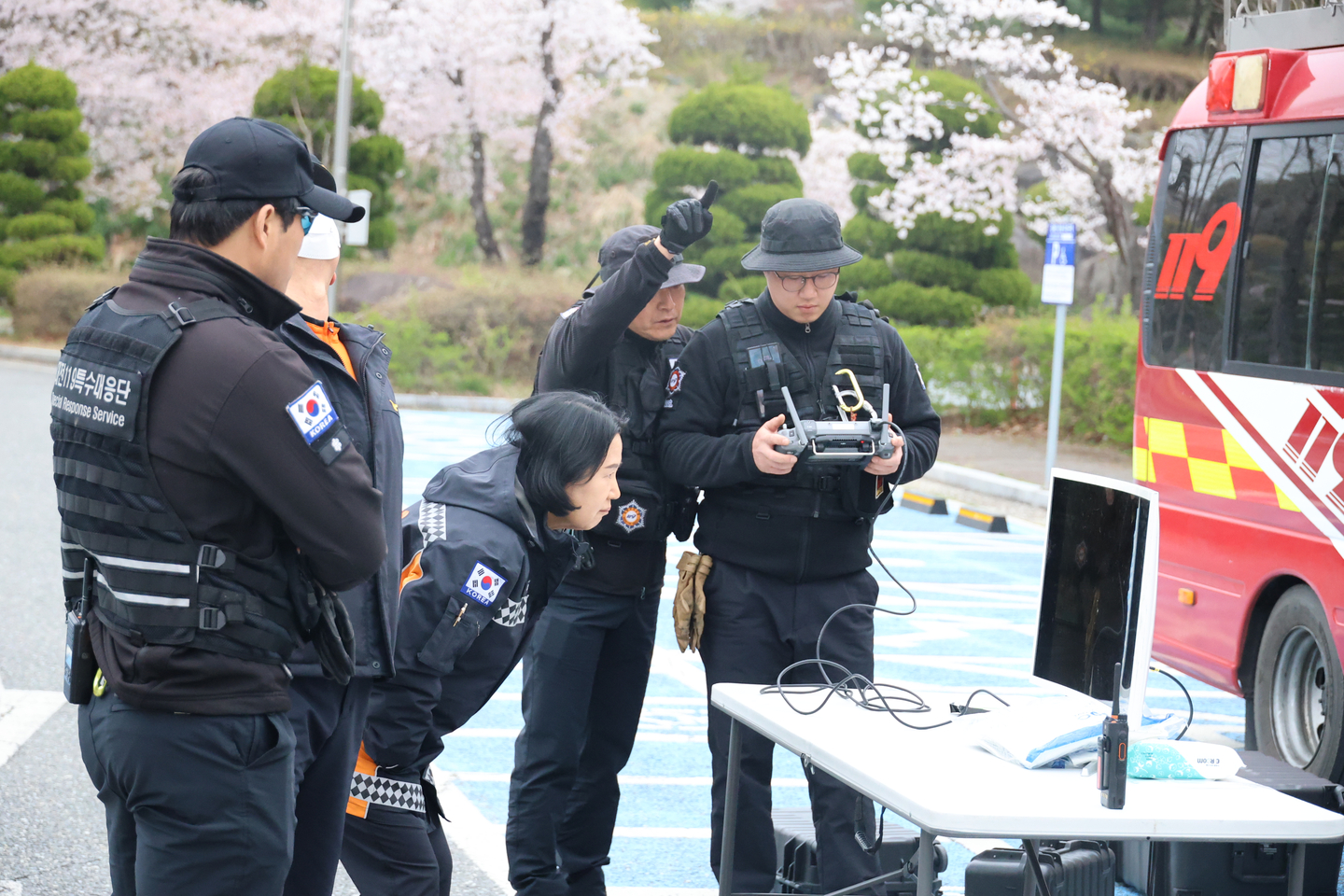 Firefighters use a drone to search for the escaped wolf at O-World in Daejeon on the morning of April 9, the second day after the animal escaped. [YONHAP] 