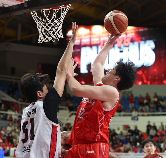  Ulsan Hyundai Mobis Phoebus legend Ham Ji-hoon shoots during the game of his career on April 8. [YONHAP]