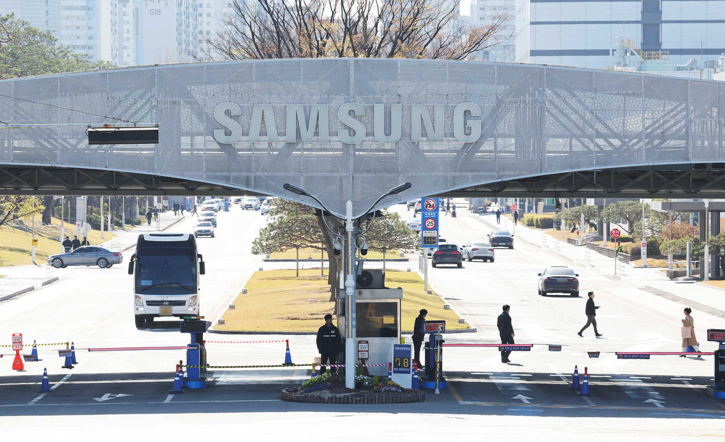 The entrance to the headquarters of Samsung Electronics in Suwon, Gyeonggi, on April 7 [YONHAP]
