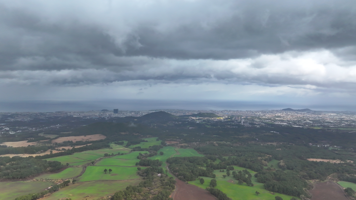 Grey rain clouds hover above Jeju Island on April 9. [YONHAP] 