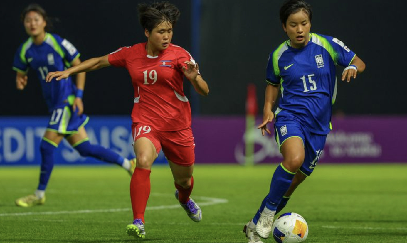 South Korea, in blue, competes in a football match against North Korea, in red, at the 2026 Asian Football Confederation (AFC) U-20 Women’s Asian Cup at Pathum Thani Stadium in Thailand on April 8. [SCREEN CAPTURE]