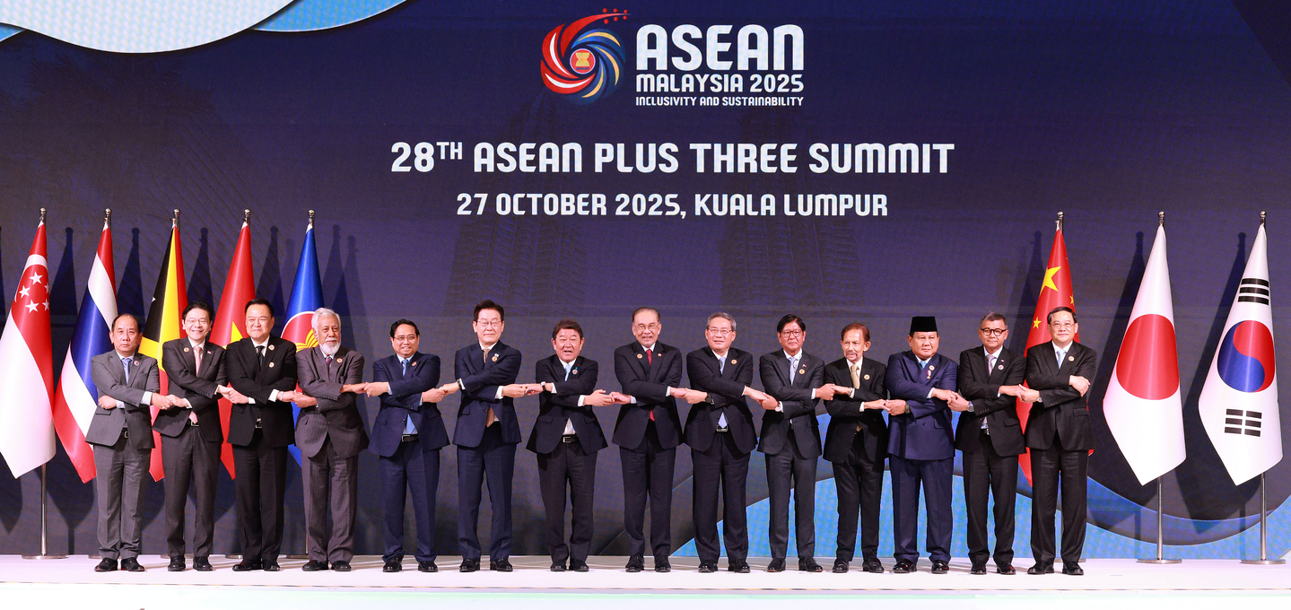 Korean President Lee Jae Myung, sixth from left, poses for a photo with leaders of the Association of Southeast Asian Nations (Asean) during the Korea-Asean summit in Kuala Lumpur, Malaysia, on Oct. 27, 2025. [JOINT PRESS CORPS]