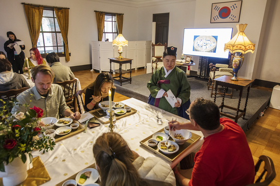 Foreigners take part in last year's session of "The Emperor's Dining Table." [KOREA HERITAGE AGENCY]