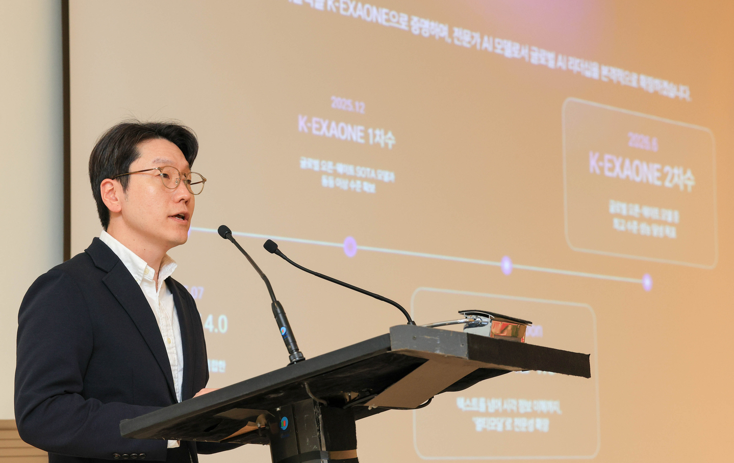 Lim Woo-hyung, the co-head of LG AI Research, delivers a presentation on his company's EXAONE model during a press conference in Barcelona, Spain, on March 2. [JOINT PRESS CORPS]