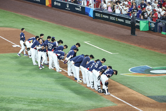 The Korean team bows to fans after a 10-0 loss to the Dominican Republic in the quarterfinals of the World Baseball Classic in Miami on March 13. [YONHAP]