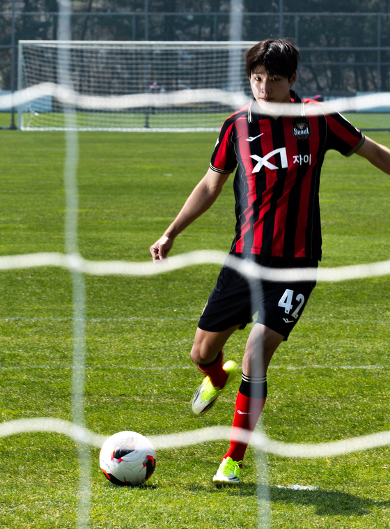 FC Seoul's Son Jeong-beom poses during an interview with the JoongAng Ilbo at GS Champions Park in Guri, Gyeonggi, on April 2. [JOONGANG ILBO] 