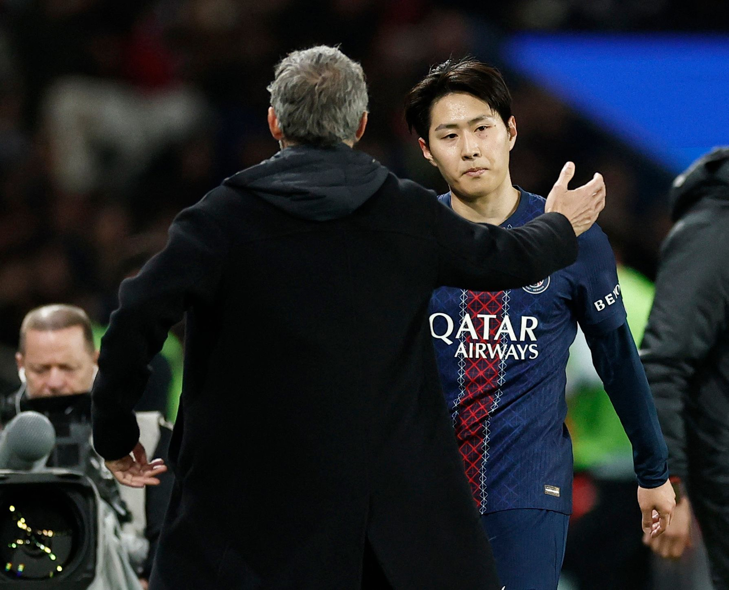 Paris Saint-Germain's Lee Kang-in shakes hands with coach Luis Enrique after being substituted during his team's match with Liverpool at Parc des Princes in Paris on April 8. [REUTERS/YONHAP]