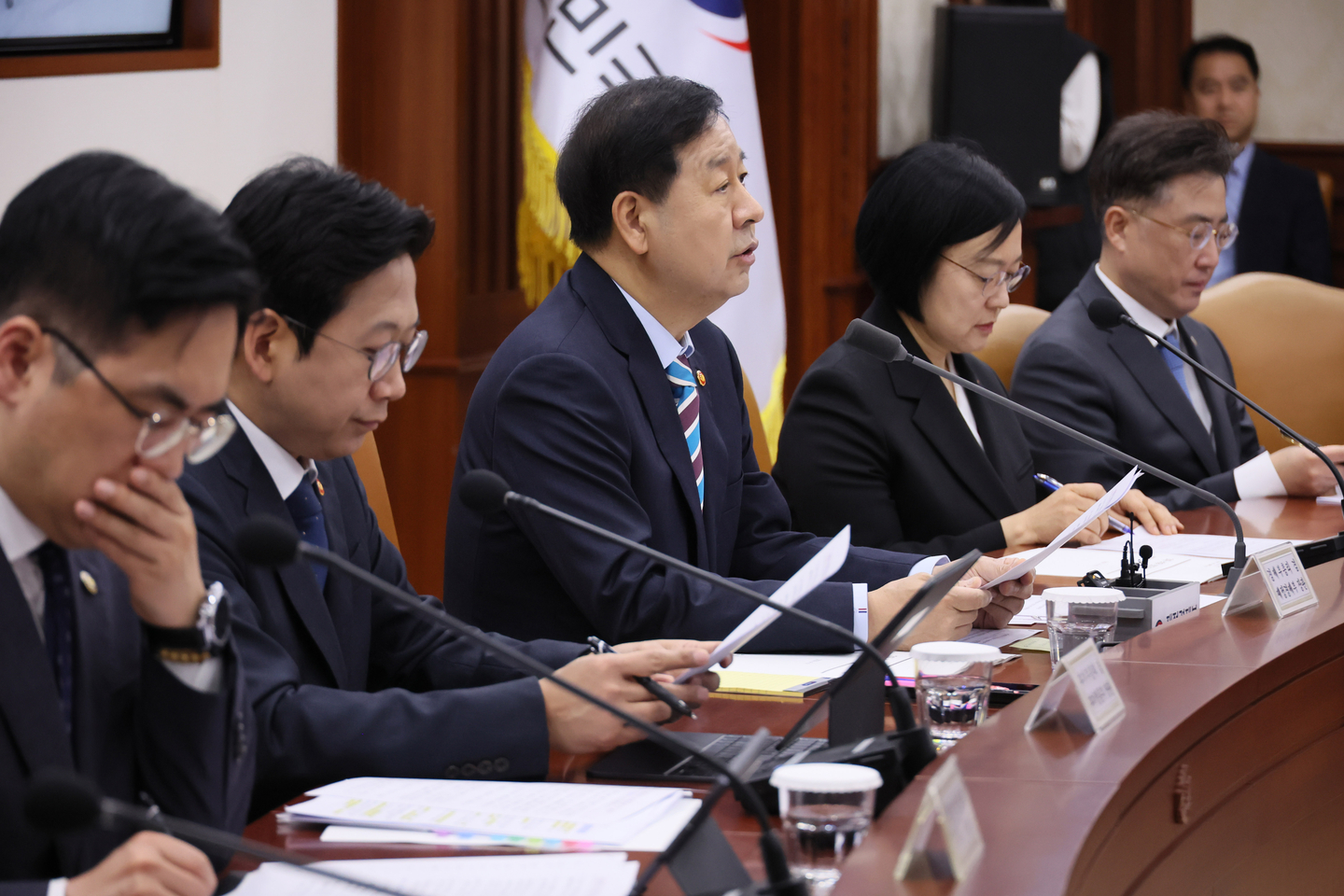 Finance Minister Koo Yun-cheol speaks during a ministerial meeting on livelihoods at the central governmental complex in Jongno District, central Seoul, on April 9. [YONHAP] 