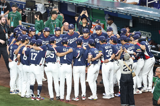    The Korean baseball team huddles before a World Baseball Classic quarterfinal game against the Dominican Republic at LoanDepot Park in Miami on March 13. [YONHAP]
