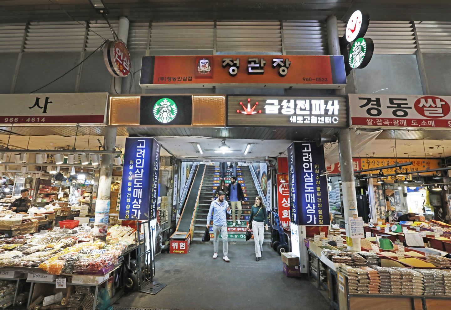 The unsuspecting staircase at the Gyeongdong Market, which leads to the Gyeongdong 1960 Starbucks store in Dongdaemun district, eastern Seoul, is seen in this image taken on April 3. [PARK SANG-MOON]