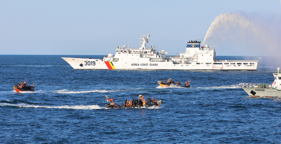 The Korea Coast Guard conducts a joint training exercise to crack down on illegal Chinese fishing vessels in the Yellow Sea near Socheongdo, an island off the coast of Incheon, in a photo released on April 9. At the beginning of the week, the Coast Guard launched a special crackdown on illegal foreign fishing vessels ahead of the peak season for blue crabs. [YONHAP]